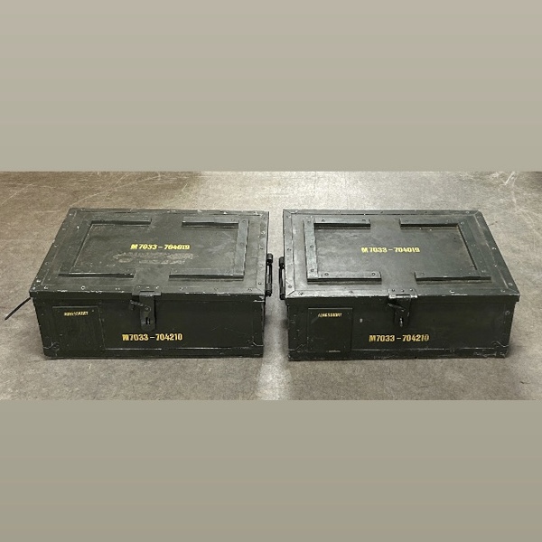 Militärlådor, 2st, med diverse.