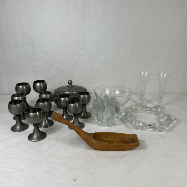 Diverse tenn- och glasföremål, m.m.