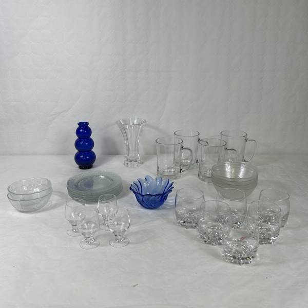 Diverse glasföremål.