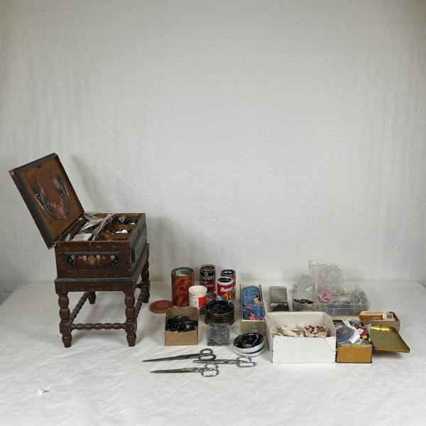 Parti sytillbehör och knappar m.m.