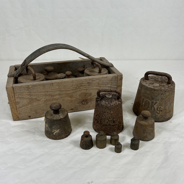 Trälåda med vikter.