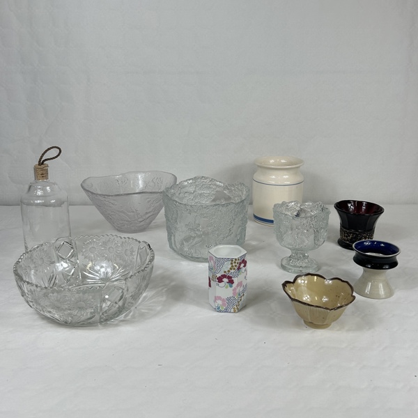 Parti glas- och porslinsföremål.