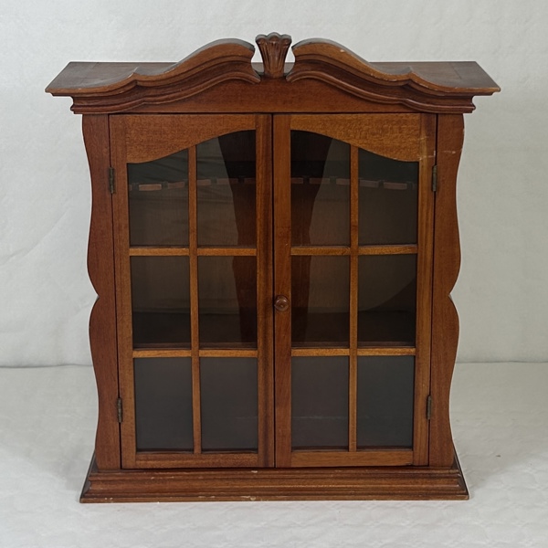 Väggvitrinskåp, 1900-tal.