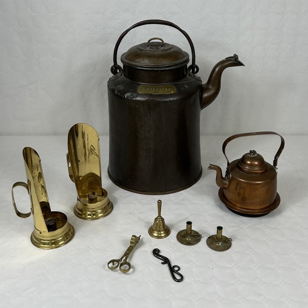 Parti koppar- och mässingsföremål.