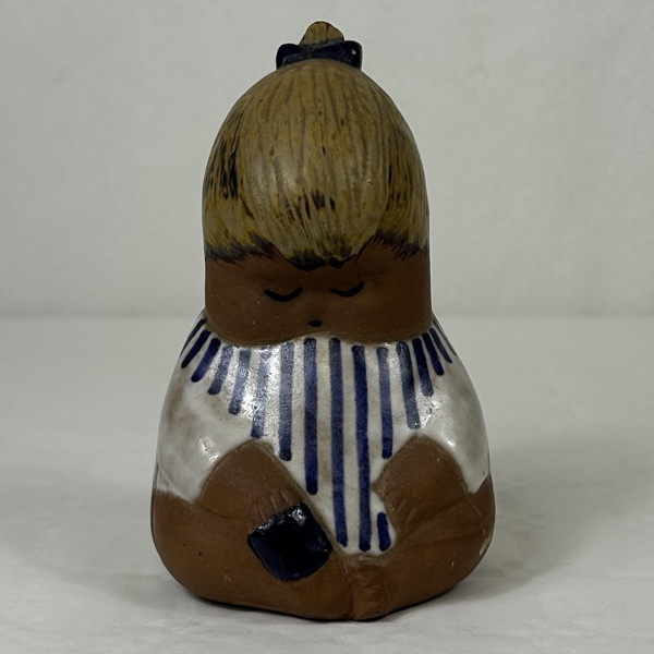 Lisa Larson. Figurin, "Johanna", ur serien "Larsons ungar", Gustavsberg.