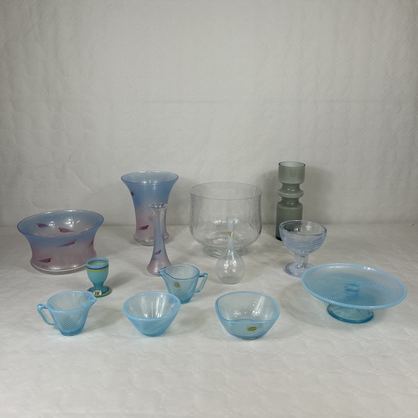 Parti glasföremål, bla Anders Lindblom.