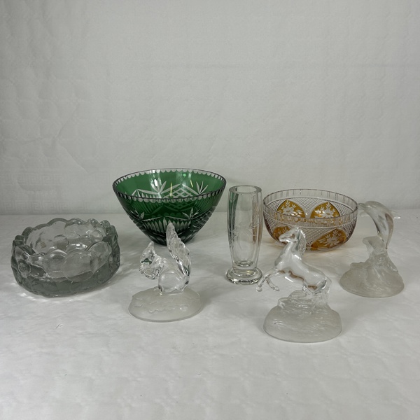 Parti figuriner och skålar, glas, m.m.