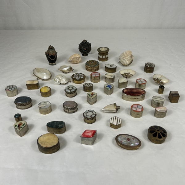 Parti askar och dosor.