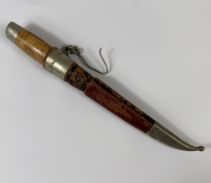 Kniv, same, signerad.