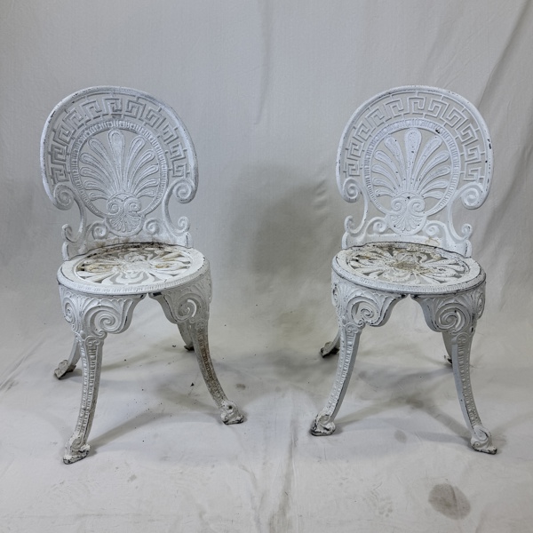 Trädgårdsstolar, ett par, 1900 talets andra hälft, gjuten metall.