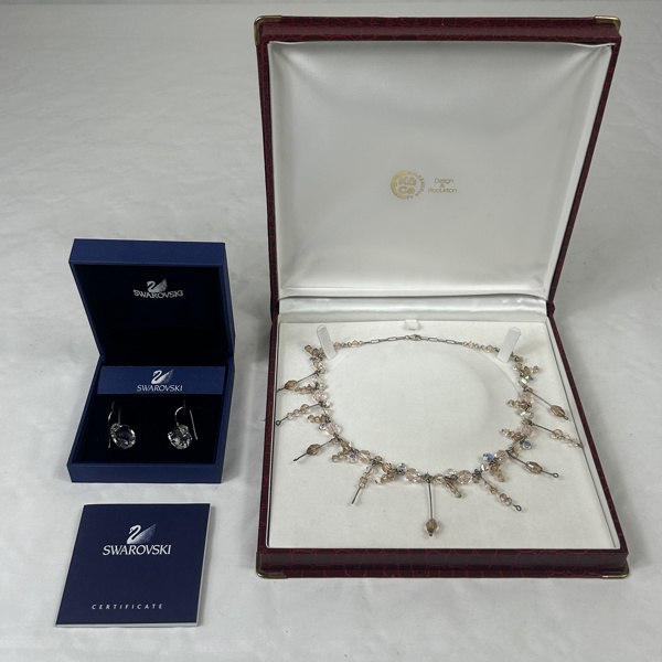 Halsband, samt örhängen, ett par, Swarovski.