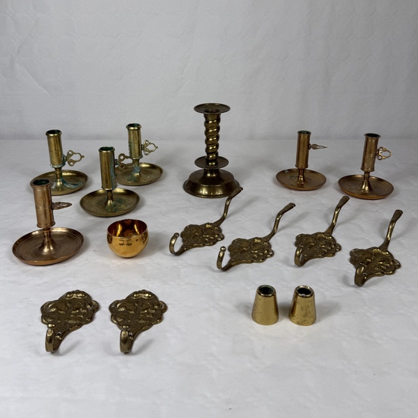 Parti ljusstakar och krokar, mässing.