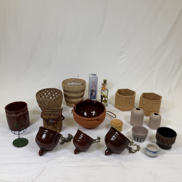 Parti krukor och vaser, m.m.