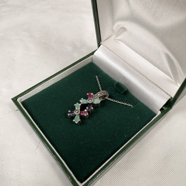 Halsband samt hänge, med Safir, Rubin & Jade.