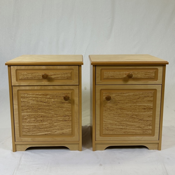 Sängbord, ett par, masurbjörk, 1900-tal.