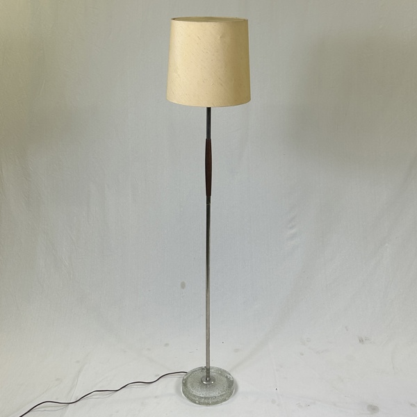 Golvlampa, glas/teak, 1900-talets andra hälft.