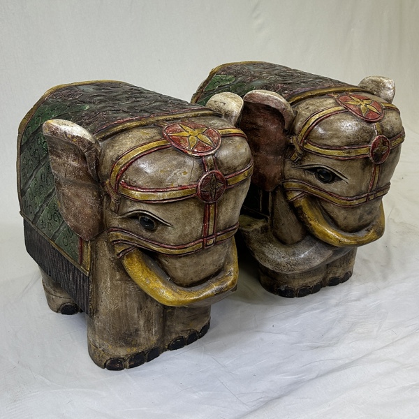 Piedestaler, ett par, Elefanter, 1900-tal.