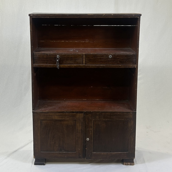 Hylla med skåp, 1900-tal.