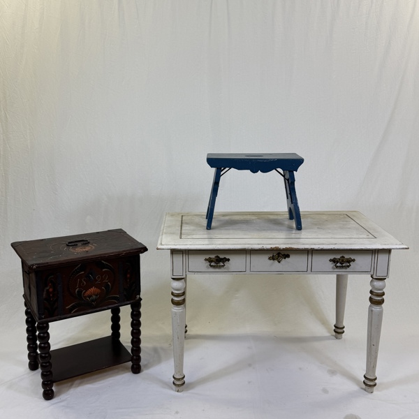 Skrivbord, pall och skrin på ställning.