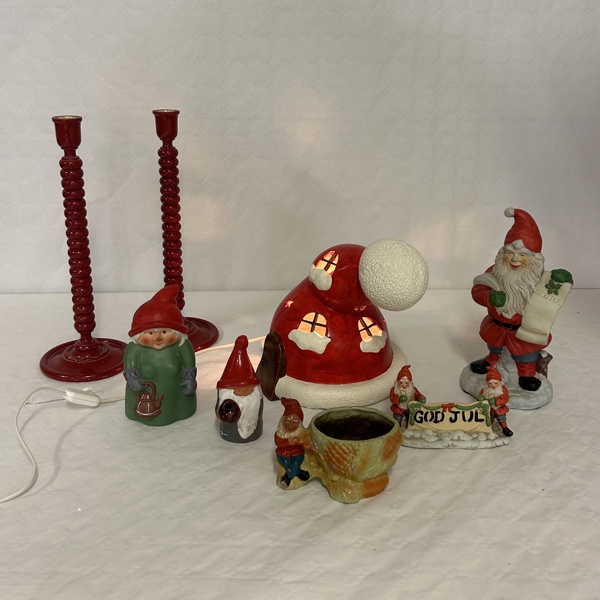 Figuriner, ljuslykta och ljusstakar, ett par.