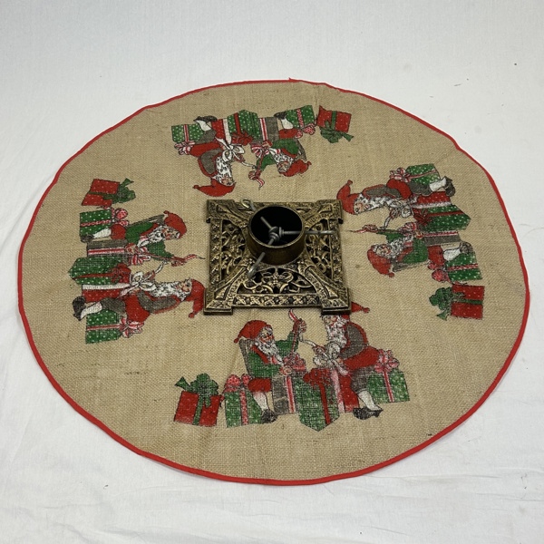 Julgransfot, gjutgods, samt matta.