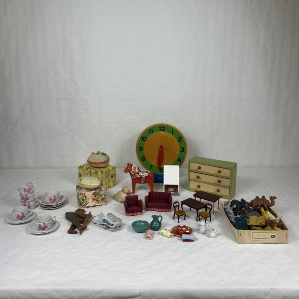 Dockmöbler och dalahäst, m.m.