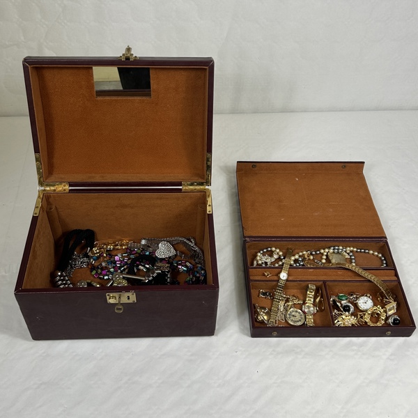 Smyckesskrin med bijouterier.