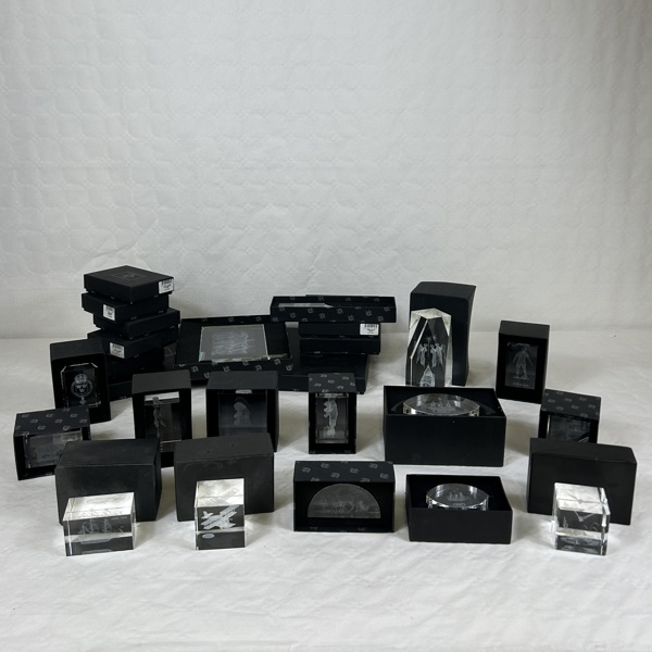 Stort parti skulpturer, kristall.