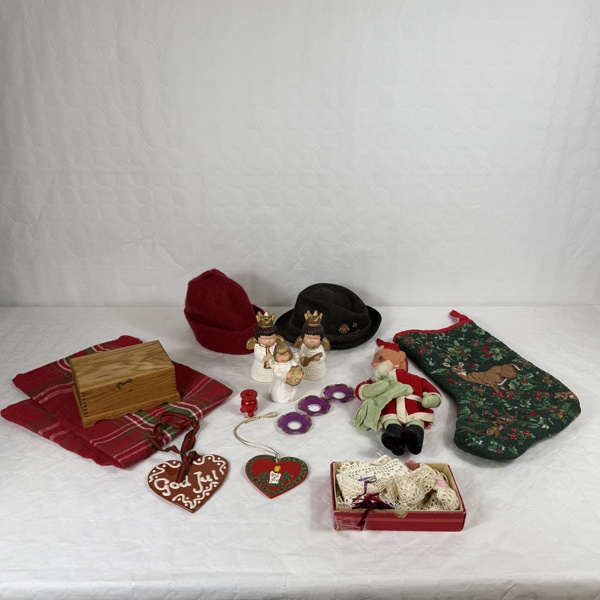 Julkuriosa, samt hattar och skrin.