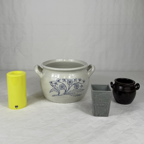 Krus, 2st, samt ljuslykta och vas.