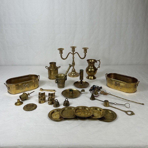 Parti mässingsföremål.