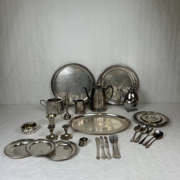 Parti nysilverföremål.