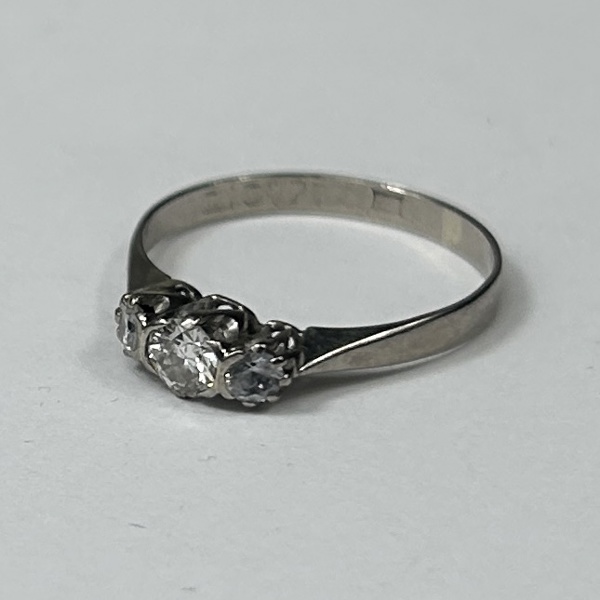 Ring, 23k vitguld, med stenar.