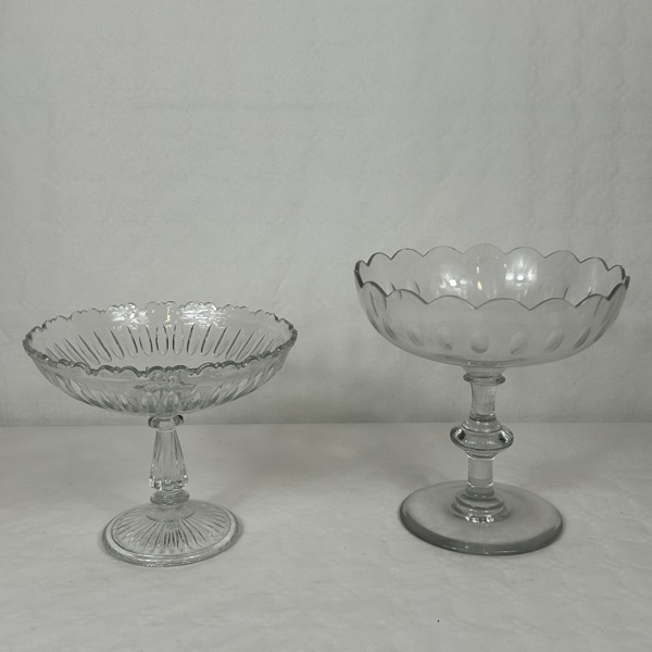 Skålar på fot, 2st, 1900-tal.