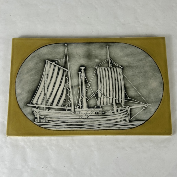 Britt-Louise Sundell. Väggplatta, "Stockholmshäxan", Gustavsberg.