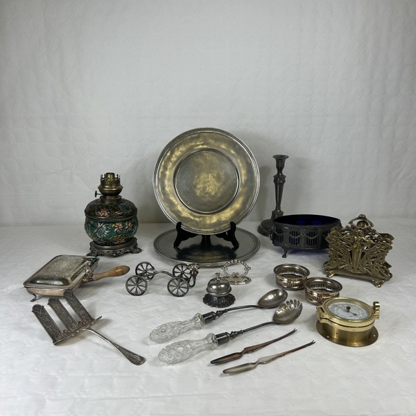 Parti metallföremål. 