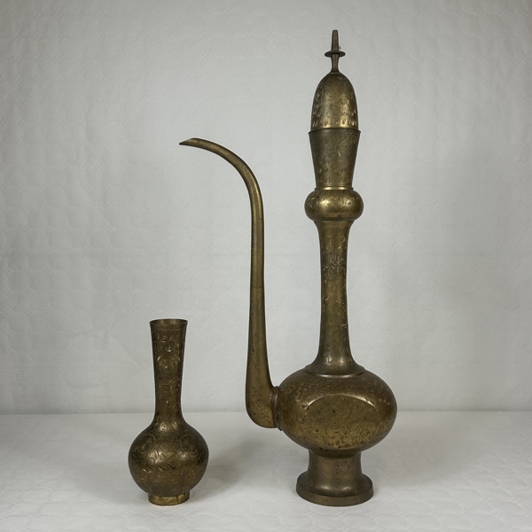 Kanna och vas, mässing, orientalisk, 1900-tal.