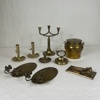Parti mässingsföremål.