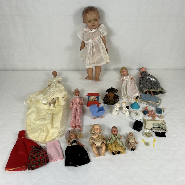 Dockor, med tillbehör, 1900-tal.