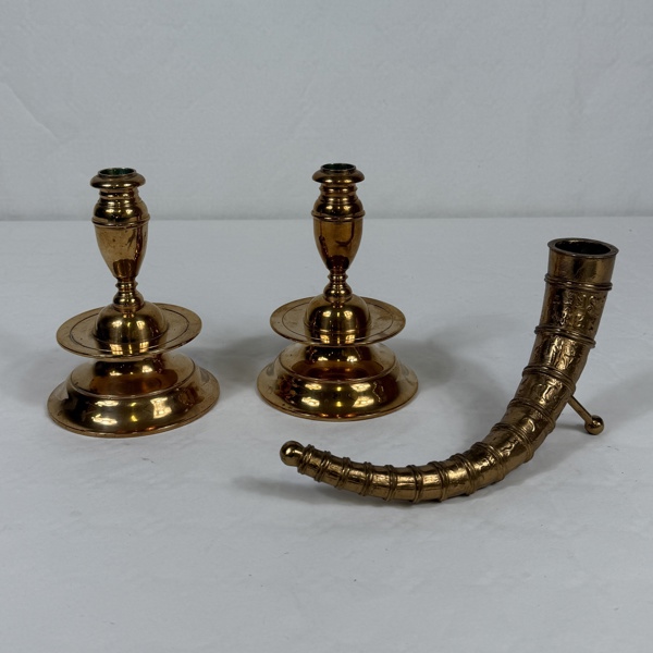 Ljusstakar, ett par, samt ett horn, mässing.