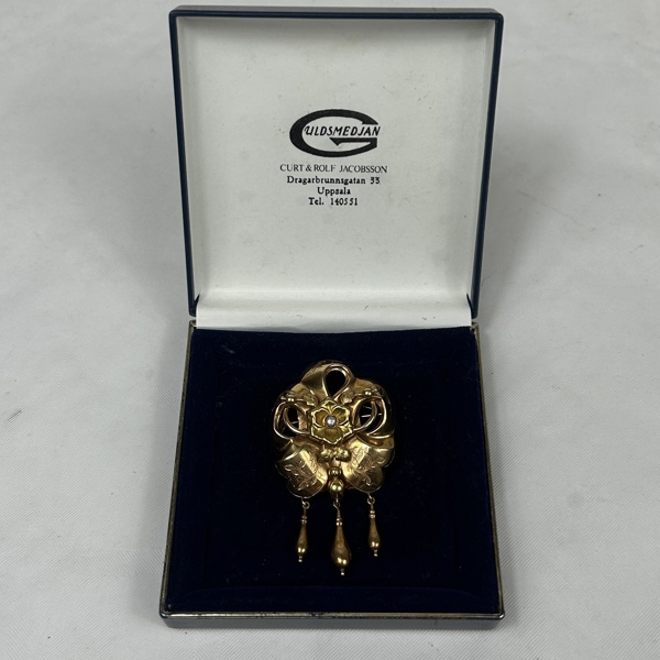 Brosch, 18k guld, med pärla.
