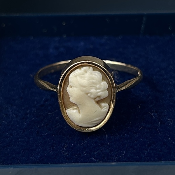 Ring, 18k guld, med Camé.