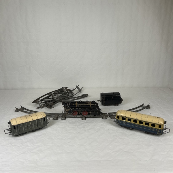 Plåtleksaker, tåg, samt räls, Jep.