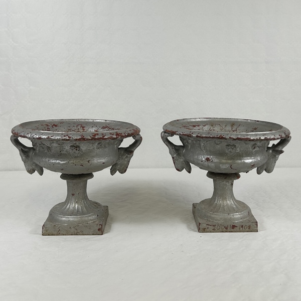 Trädgårdsurnor, ett par, gjutgods.