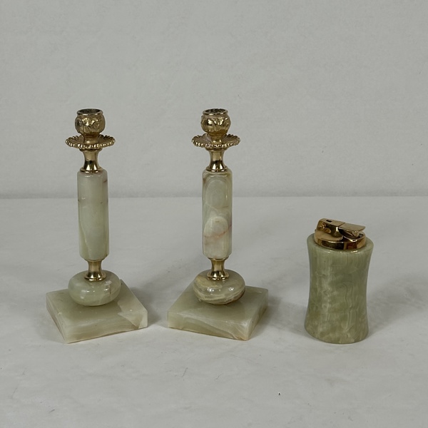 Ljusstakar, ett par, samt en bordständare, Onyx.