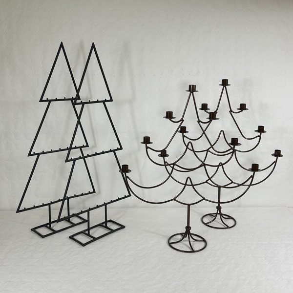 Adventsljusstakar, ett par, samt julgranar, ett par.