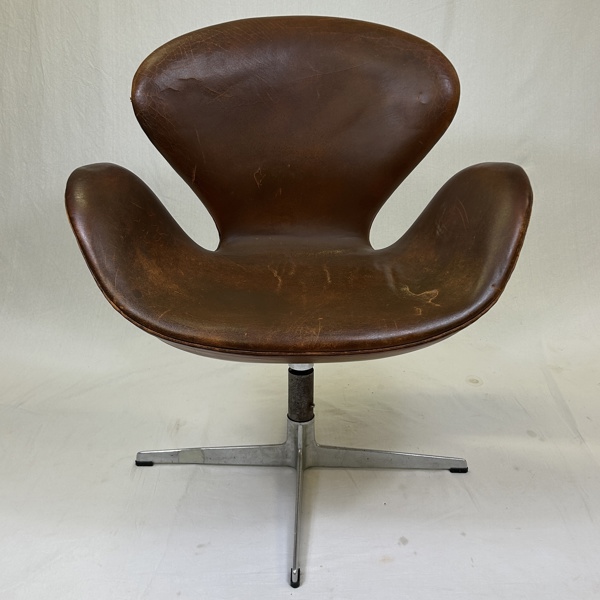 Arne Jacobsen. Fåtölj, "Svanen", Fritz Hansen, Danmark, Cognac Skinn, 1965.