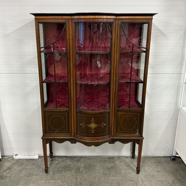 Vitrinskåp, England, 1900-talets mitt.