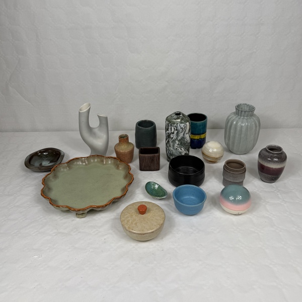 Parti vaser och skålar, signerade.