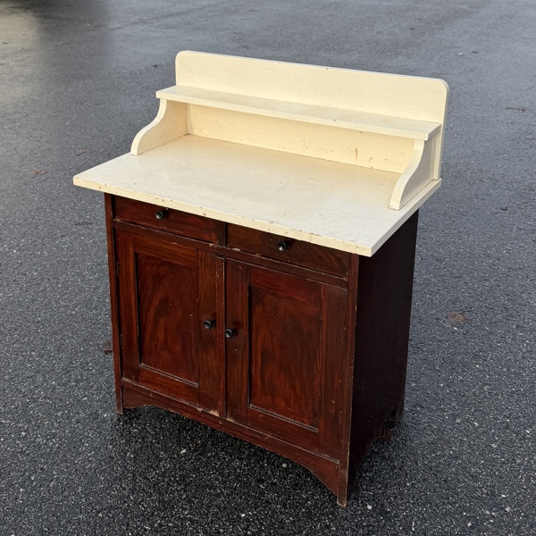 Kommod, 1900 talets början, med uppsats.